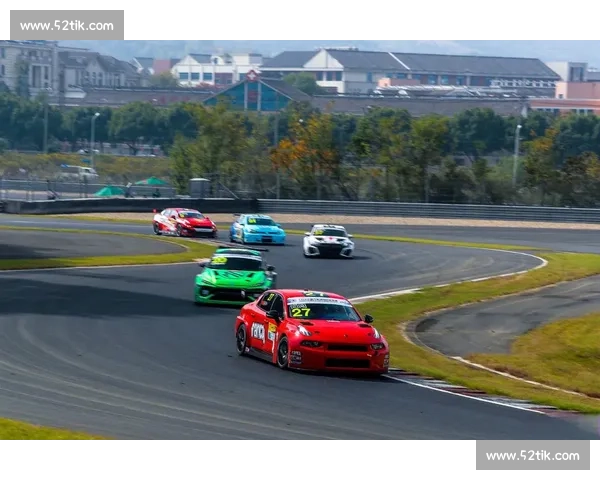 激情四溢的赛车竞技赛道飞驰而过，极速挑战赛激烈上演